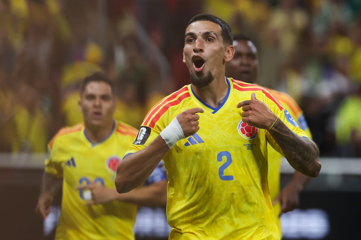 GR3271. GUADALAJARA (MÉXICO), 23/06/2026.- Daniel Muñoz de Colombia celebra su gol de este martes, durante un partido del grupo K del Mundial de la FIFA 2026 entre Colombia y RD Congo en el estadio Akron en Guadalajara (México). EFE/ Alex Cruz