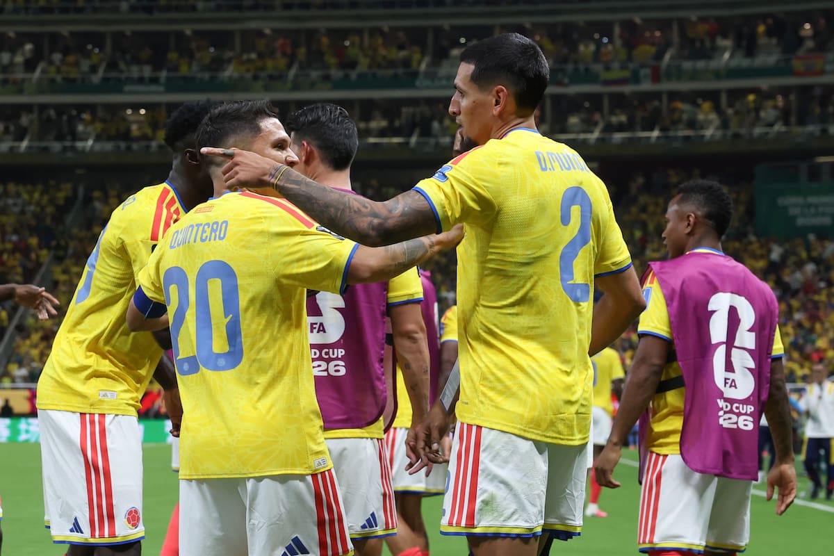 GR3244. GUADALAJARA (MÉXICO), 23/06/2026.- Daniel Muñoz (d) de Colombia celebra un gol de este martes, durante un partido del grupo K del Mundial de la FIFA 2026 entre Colombia y RD Congo en el estadio Akron en Guadalajara (México). EFE/ Alex Cruz