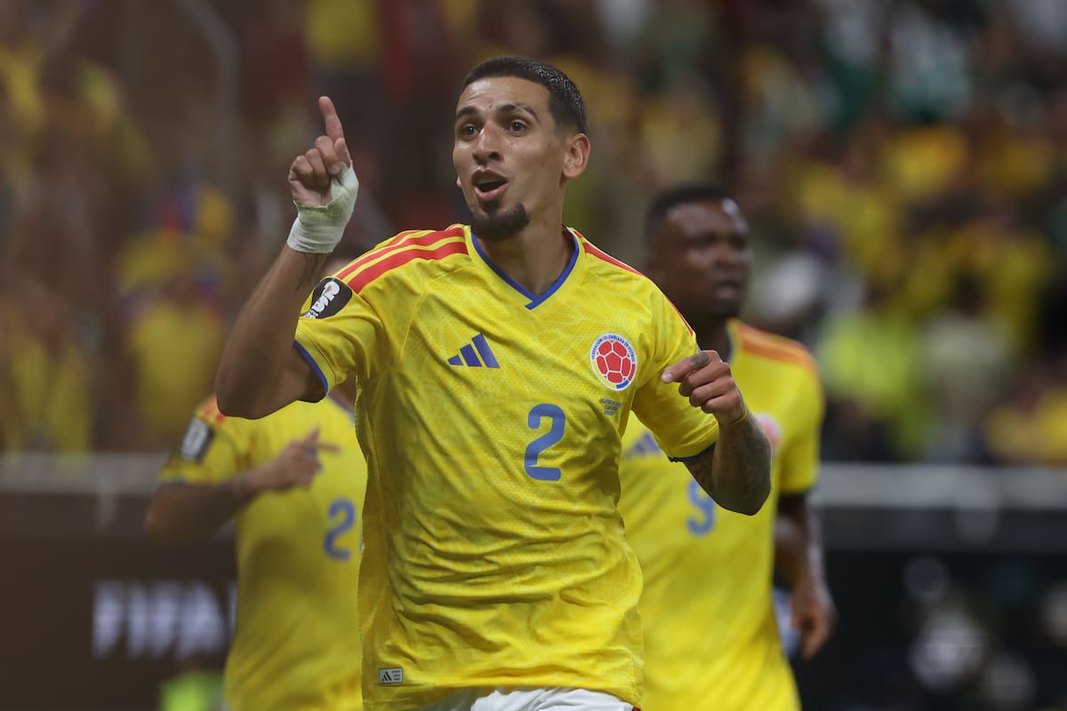 GR3245. GUADALAJARA (MÉXICO), 23/06/2026.- Daniel Muñoz de Colombia celebra su gol de este martes, durante un partido del grupo K del Mundial de la FIFA 2026 entre Colombia y RD Congo en el estadio Akron en Guadalajara (México). EFE/ Alex Cruz