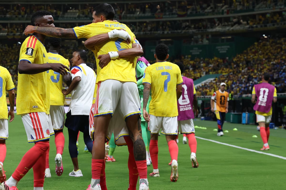 GR3243. GUADALAJARA (MÉXICO), 23/06/2026.- Jugadores de Colombia celebran un gol de Daniel Muñoz (c) este martes, durante un partido del grupo K del Mundial de la FIFA 2026 entre Colombia y RD Congo en el estadio Akron en Guadalajara (México). EFE/ Alex Cruz