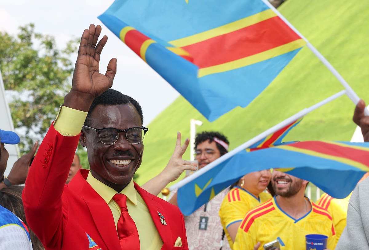 GR3080. GUADALAJARA (MÉXICO), 23/06/2026.- El hincha del Congo Michel Kuka Mboladinga, conocido como Lumumba Vea, saluda a aficionados este martes, antes del partido del grupo K del Mundial de la FIFA 2026 entre Colombia y RD Congo en el estadio Akron en Guadalajara (México). Mboladinga emula durante los partidos una estatua de Patrice Lumumba, líder de la independencia congoleña. EFE/ Alex Cruz