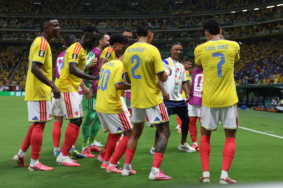 GR3242. GUADALAJARA (MÉXICO), 23/06/2026.- Jugadores de Colombia celebran un gol de Daniel Muñoz (3-d) este martes, durante un partido del grupo K del Mundial de la FIFA 2026 entre Colombia y RD Congo en el estadio Akron en Guadalajara (México). EFE/ Alex Cruz