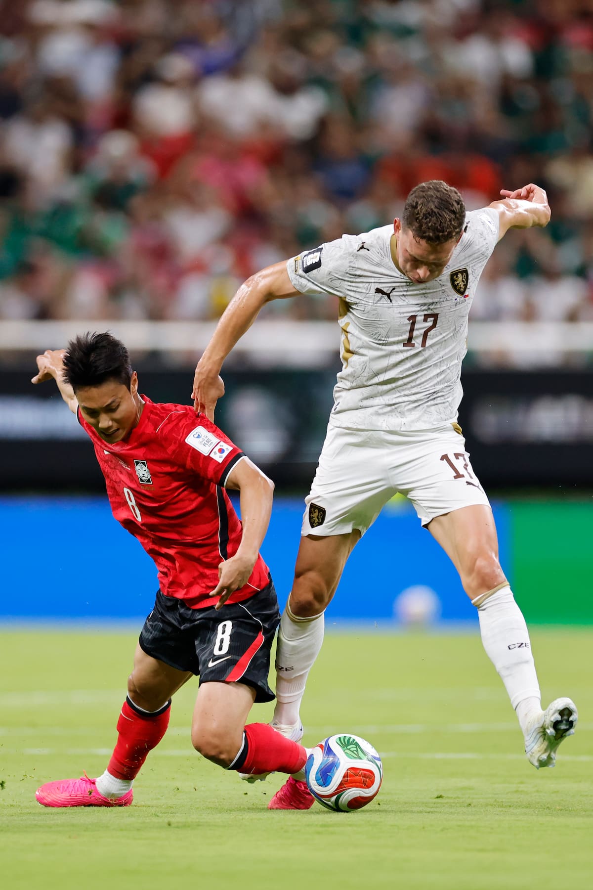 GR5075. GUADALAJARA (MÉXICO), 11/06/2026.- Paik Seung-ho (i) de Corea del Sur disputa el balón con Lukas Provod de República Checa este jueves, en un partido del grupo A del Mundial de la FIFA 2026 en el estadio Akron en Guadalajara (México). EFE/ Francisco Guasco
