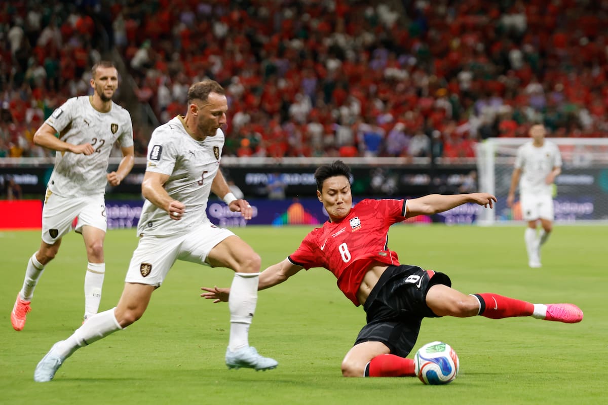 GR5135. GUADALAJARA (MÉXICO), 11/06/2026.- Seung-Ho Paik (d) de Corea del Sur disputa el balón con Vladimir Coufal de República Checa este jueves, en un partido del grupo A del Mundial de la FIFA 2026 entre Corea del Sur y República Checa en el estadio Akron en Guadalajara (México) . EFE/ Francisco Guasco