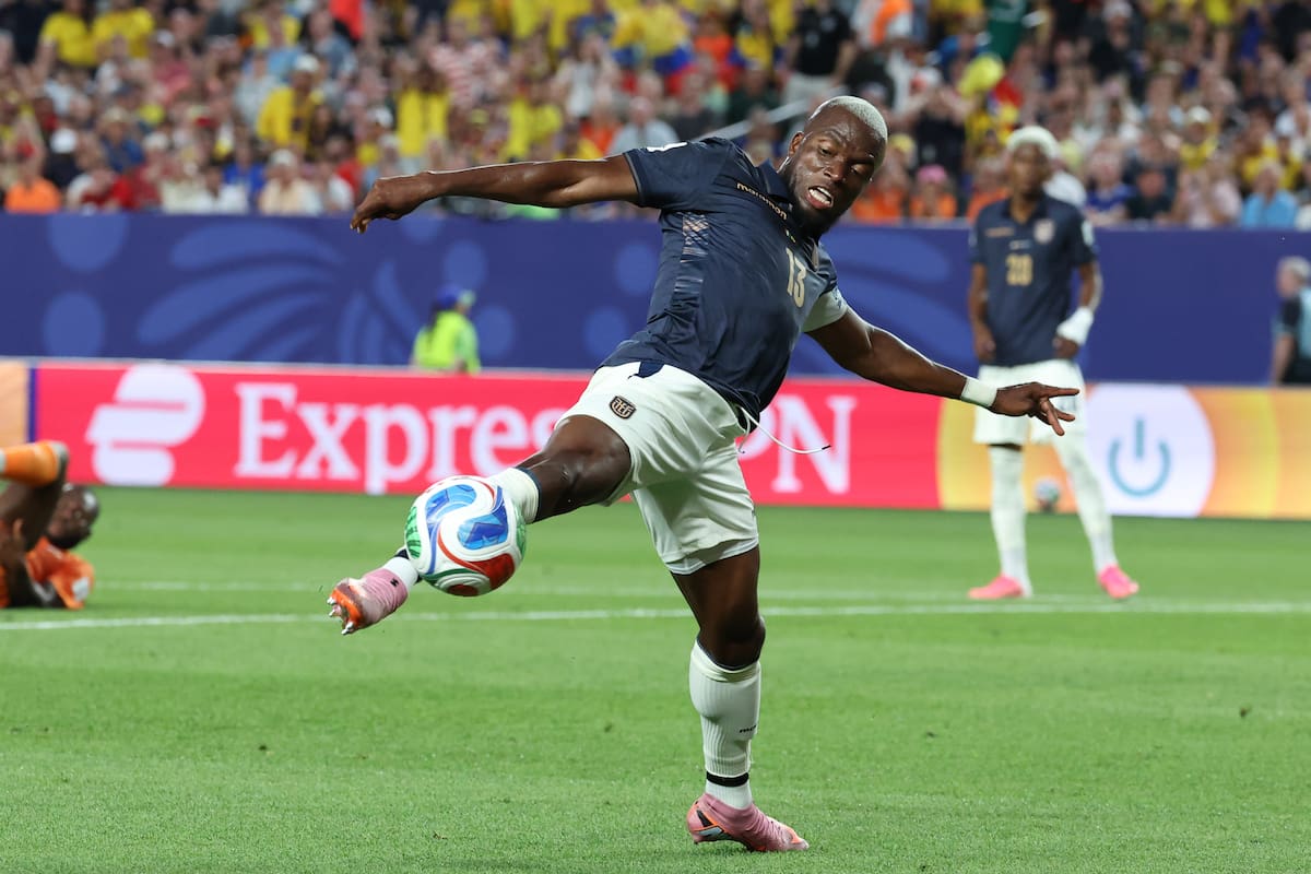 GR1128. FILADELFIA (ESTADOS UNIDOS), 14/06/2026.- Enner Valencia de Ecuador controla el balón este domingo, durante un partido del grupo E del Mundial de la FIFA 2026 entre Costa de Marfil y Ecuador en el estadio Lincoln Financial Field en Filadelfia (Estados Unidos). EFE/ Sebastiao Moreira