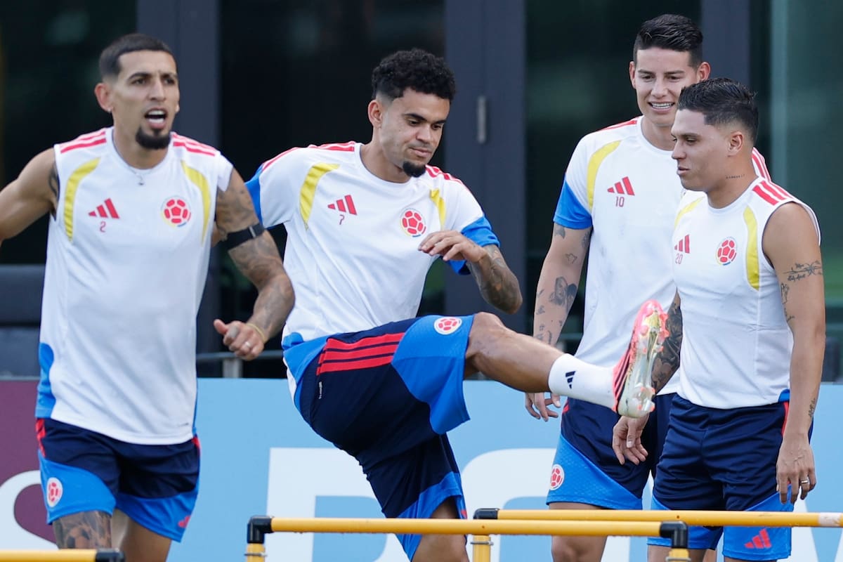 GR6002. FORT LAUDERDALE (ESTADOS UNIDOS), 26/06/2026.- Desde la izquierda, Daniel Muñoz, Luis Díaz, James Rodríguez y Juan Fernando Quintero participan en un entrenamiento este viernes, como preparación para enfrentar a Portugal en el Mundial de la FIFA 2026, en el Inter Miami CF Stadium en Fort Lauderdale (EE.UU.). EFE/ Alberto Estevez