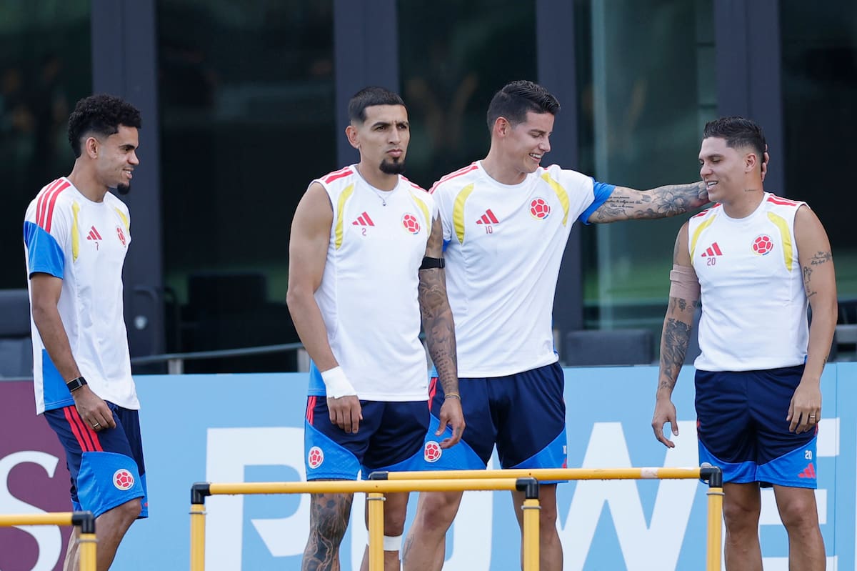 GR5536. FORT LAUDERDALE (ESTADOS UNIDOS), 26/06/2026.- Desde la izquierda, Luis Díaz, Daniel Muñoz, James Rodríguez y Juan Fernando Quintero participan en un entrenamiento este viernes, como preparación para enfrentar a Portugal en el Mundial de la FIFA 2026, en el Inter Miami CF Stadium en Fort Lauderdale (EE.UU.). EFE/ Alberto Estevez