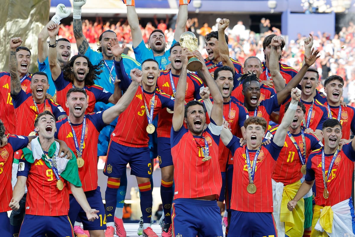 Jugadores de España celebran con el trofeo del Mundial de la FIFA 2026 este domingo, tras vencer a Argentina en la final, en el estadio MetLife en East Rutherford (NJ, EE.UU.). EFE/ Lavandeira Jr