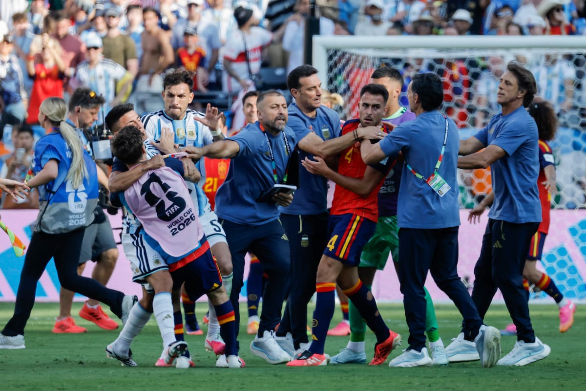 Así registraron las cámaras las agresiones de Paredes a los españoles tras el pitazo final. // Foto: EFE/ Lavandeira Jr.