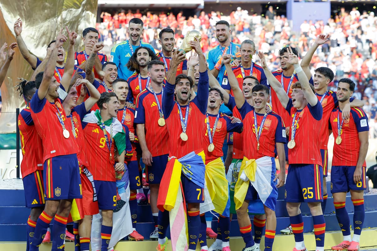 GR1025. EAST RUTHERFORD (ESTADOS UNIDOS), 19/07/2026.- Jugadores de España celebran con el trofeo del Mundial de la FIFA 2026 este domingo, tras vencer a Argentina en la final en el estadio MetLife en East Rutherford (NJ, EE.UU.). EFE/ Lavandeira Jr