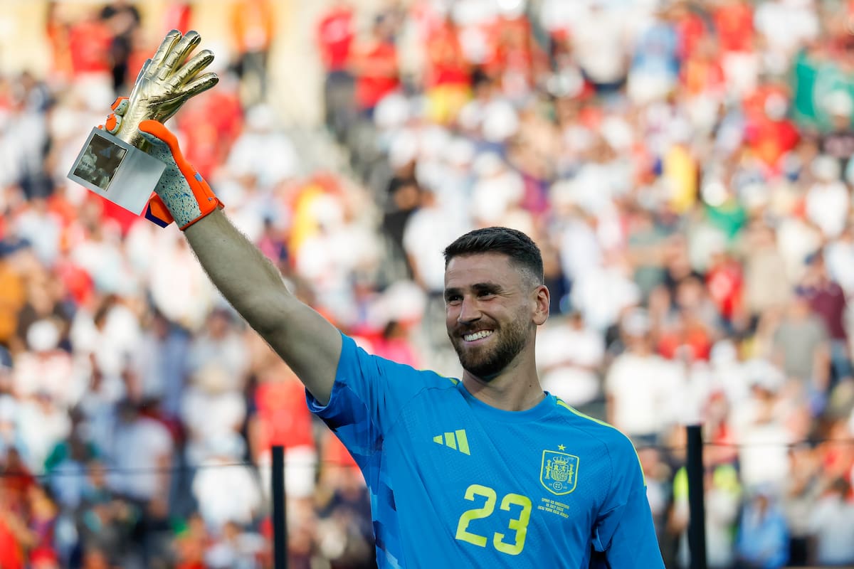 GR1027. EAST RUTHERFORD (ESTADOS UNIDOS), 19/07/2026.- Unai Simón portero de España posan con el trofeo de valle menos vencida en las premiaciones del Mundial de la FIFA 2026 este domingo, tras vencer a Argentina en la final en el estadio MetLife en East Rutherford (NJ, EE.UU.). EFE/ Lavandeira Jr