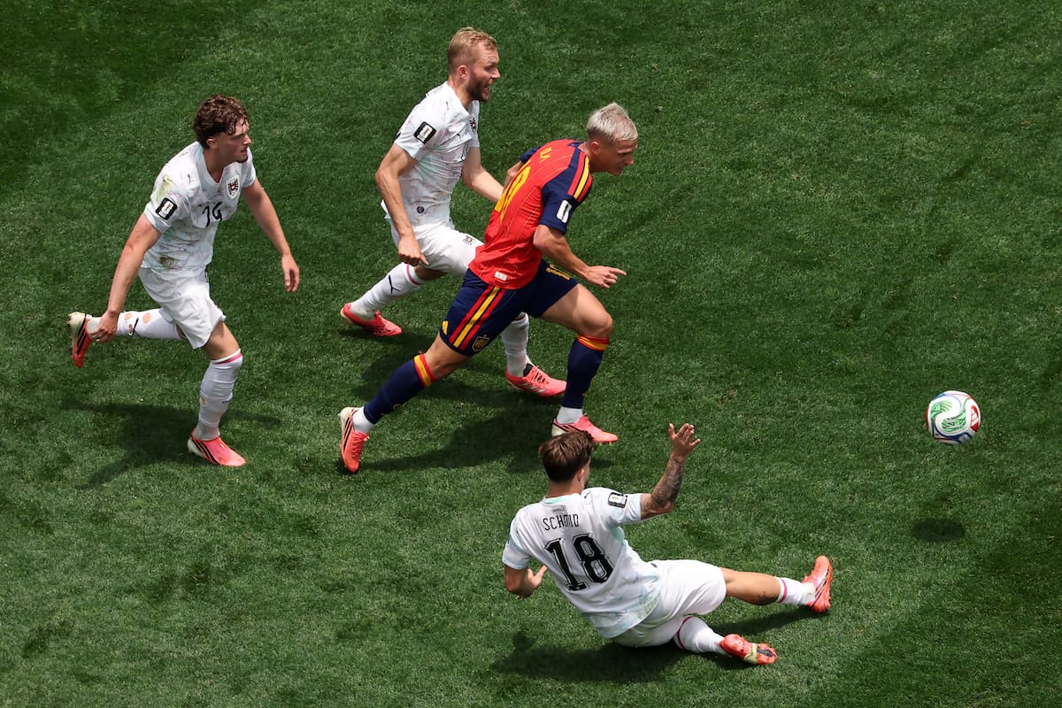 AME6738. LOS ÁNGELES (ESTADOS UNIDOS), 02/07/2026.- Dani Olmo (c) de España disputa el balón con Romano Schmid (c-abajo) de Austria este jueves, en un partido por los dieciseisavos de final del Mundial de la FIFA 2026 entre España y Austria en el estadio SoFi en Los Ángeles (Estados Unidos). EFE/ David Toro