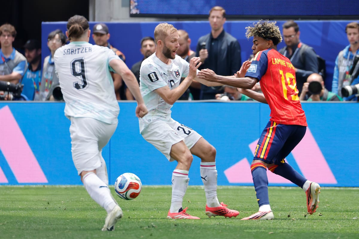 AMDEP7797. LOS ÁNGELES (ESTADOS UNIDOS), 02/07/2026.- Lamine Yamal (d) de España disputa el balón con Konrad Laimer (c) de Austria este jueves, en un partido por los dieciseisavos de final del Mundial de la FIFA 2026 entre España y Austria en el estadio SoFi en Los Ángeles (Estados Unidos). EFE/ Lavandeira Jr