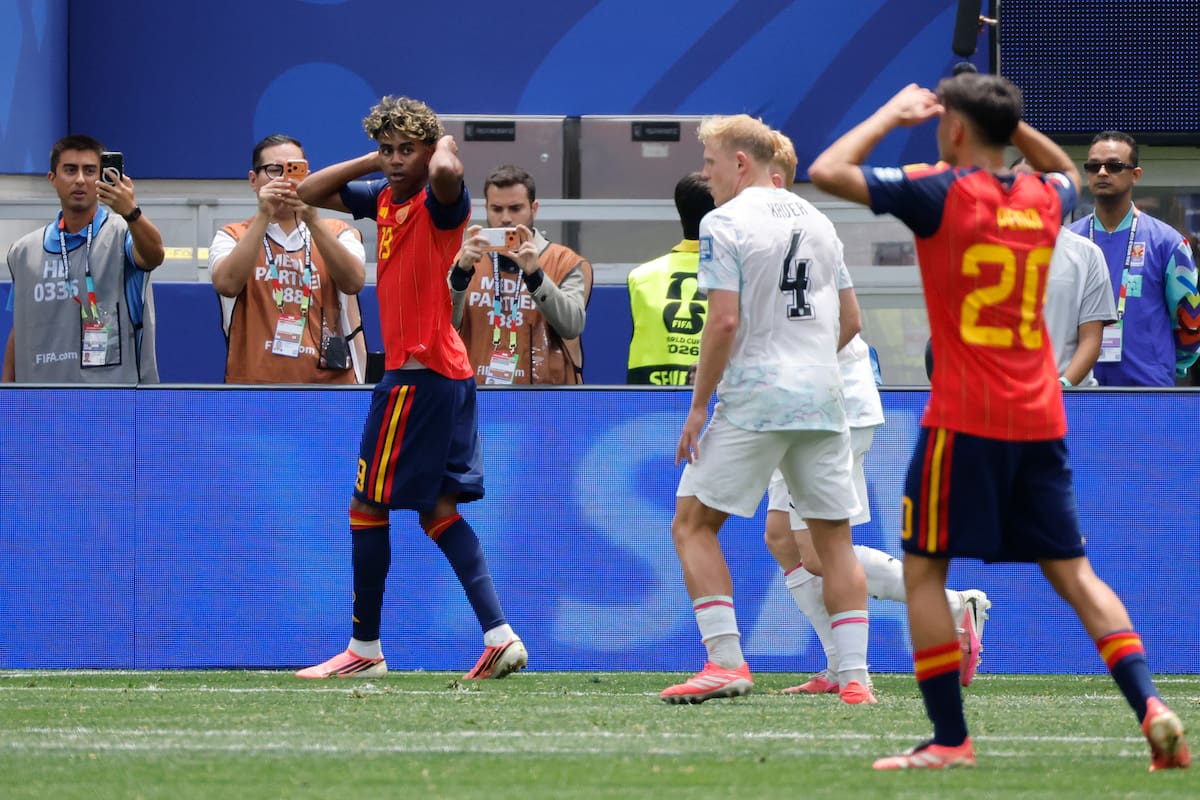 AMDEP7797. LOS ÁNGELES (ESTADOS UNIDOS), 02/07/2026.- Lamine Yamal (i) de España reacciona este jueves, en un partido por los dieciseisavos de final del Mundial de la FIFA 2026 entre España y Austria en el estadio SoFi en Los Ángeles (Estados Unidos). EFE/ Lavandeira Jr