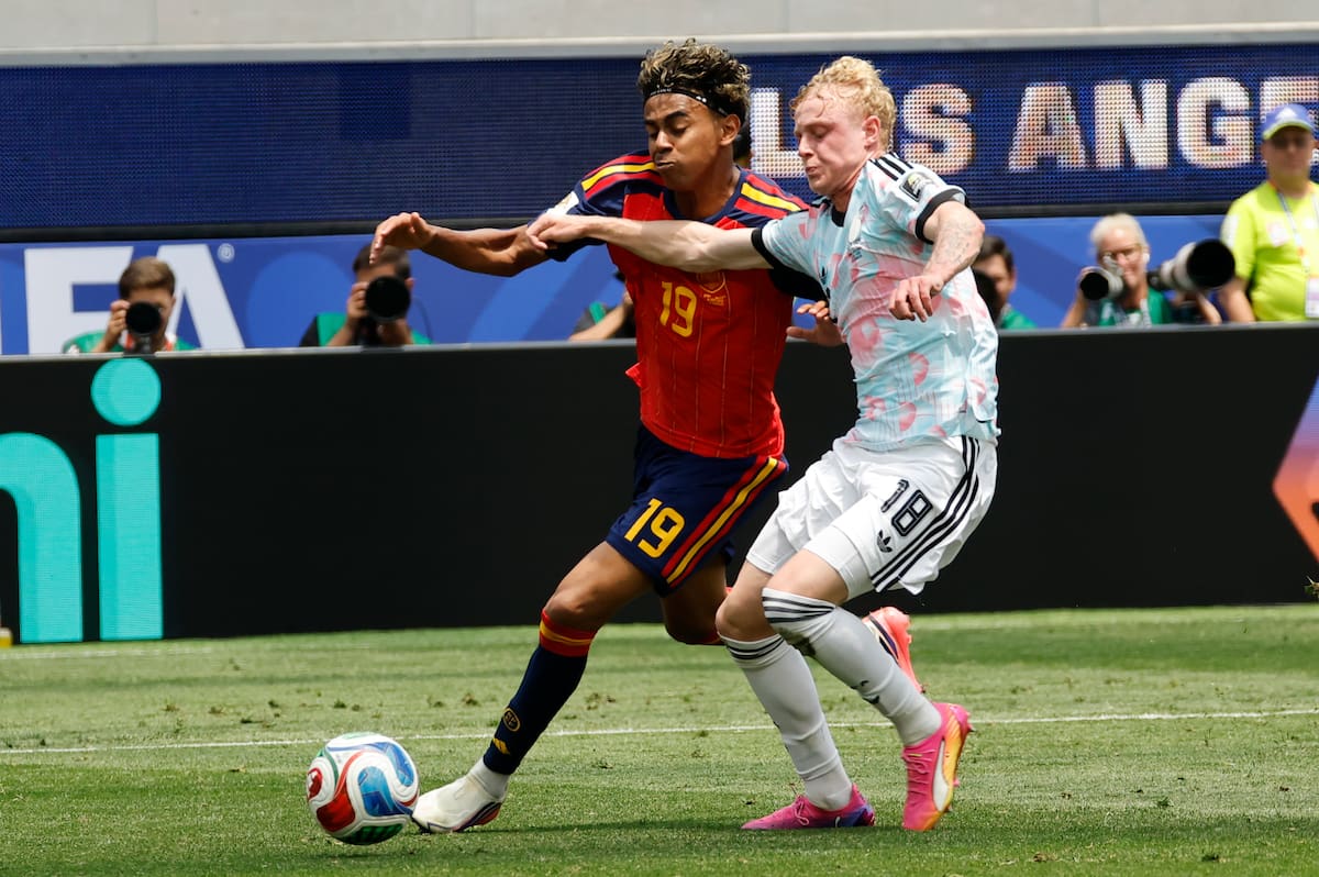 AMDEP8604. LOS ÁNGELES (ESTADOS UNIDOS), 10/07/2026.- Lamine Yamal (i) de España disputa el balón con Joaquin Seys de Bélgica este viernes, en un partido de cuartos de final del Mundial de la FIFA 2026 entre España y Bélgica en el estadio SoFi en Los Ángeles (Estados Unidos). EFE/ Lavandeira Jr
