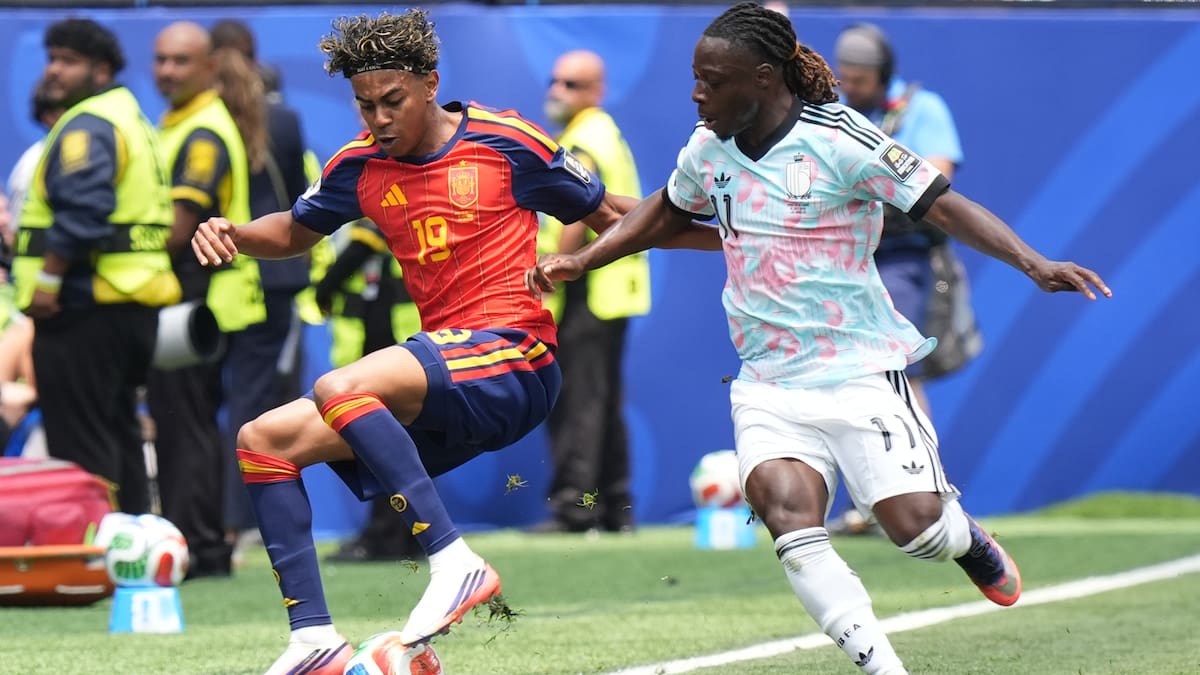 GR5016. LOS ÁNGELES (ESTADOS UNIDOS), 10/07/2026.- Lamine Yamal de España disputa el balón con Jeremy Doku de Bélgica este viernes, en un partido de cuartos de final del Mundial de la FIFA 2026 entre España y Bélgica en el estadio SoFi, en Los Ángeles (Estados Unidos). EFE/ Omar Alonso