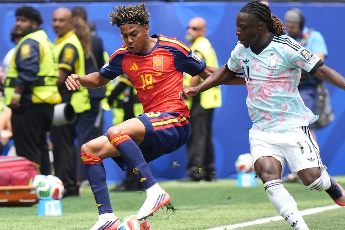 GR5016. LOS ÁNGELES (ESTADOS UNIDOS), 10/07/2026.- Lamine Yamal de España disputa el balón con Jeremy Doku de Bélgica este viernes, en un partido de cuartos de final del Mundial de la FIFA 2026 entre España y Bélgica en el estadio SoFi, en Los Ángeles (Estados Unidos). EFE/ Omar Alonso
