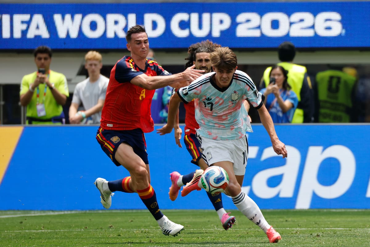 AMDEP8589. LOS ÁNGELES (ESTADOS UNIDOS), 10/07/2026.- Fabián Ruiz (i) de España disputa el balón con Charles De Ketelaere de Bélgica este viernes, en un partido de cuartos de final del Mundial de la FIFA 2026 entre España y Bélgica en el estadio SoFi en Los Ángeles (Estados Unidos). EFE/ Lavandeira Jr