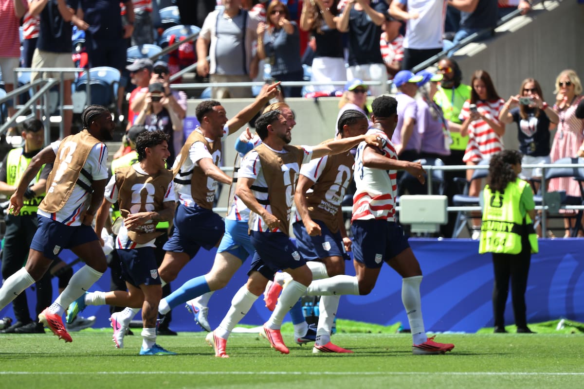 GR5233. SEATTLE (ESTADOS UNIDOS), 19/06/2026.- Jugadores de Estados Unidos celebran un gol de Alex Freeman este viernes, en un partido del grupo D del Mundial de la FIFA 2026 entre Estados Unidos y Australia, en el estadio Lumen Field en Seattle (Estados Unidos). EFE/ Kenneth Fernandez