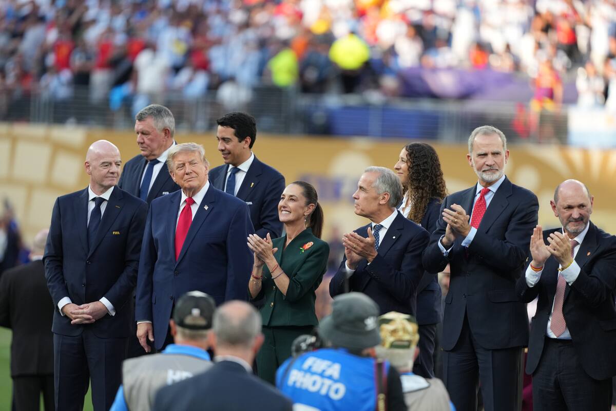 De izquierda a derecha el presidente de la FIFA, Gianni Infantino, el presidente de Estados Unidos, Donald Trump, la presidenta de México, Claudia Sheinbaum, el primer ministro de Canadá, Mark Carney, el rey Felipe VI y el presidente de la Real Federación Española de Fútbol, Rafael Louzán Abal, participan durante la premiación del Mundial de la FIFA 2026 este domingo en el estadio MetLife en Nueva Jersey (Estados Unidos). EFE/ Octavio Guzman