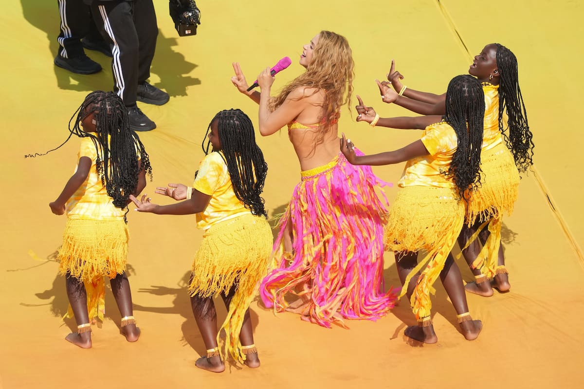 GR7069. NUEVA JERSEY (ESTADOS UNIDOS), 19/07/2026.- La cantante colombiana Shakira y las integrantes de Triplets Ghetto Kids se presentan en el show de medio tiempo este domingo, en el partido de la final del Mundial de la FIFA 2026 entre España y Argentina en el estadio MetLife en Nueva Jersey (Estados Unidos). EFE/ Omar Alonso