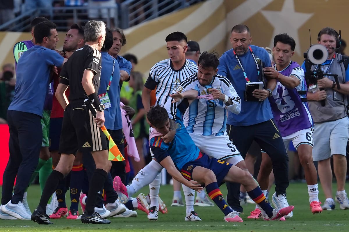 FOTODELDÍA AME1129. NUEVA JERSEY (ESTADOS UNIDOS), 19/07/2026.- Leandro Paredes (c) de Argentina empuja a Gavi (c-abajo) de España este domingo, al finalizar el partido de la final del Mundial de la FIFA 2026 entre España y Argentina en el estadio MetLife en Nueva Jersey (Estados Unidos). EFE/ Angel Colmenares