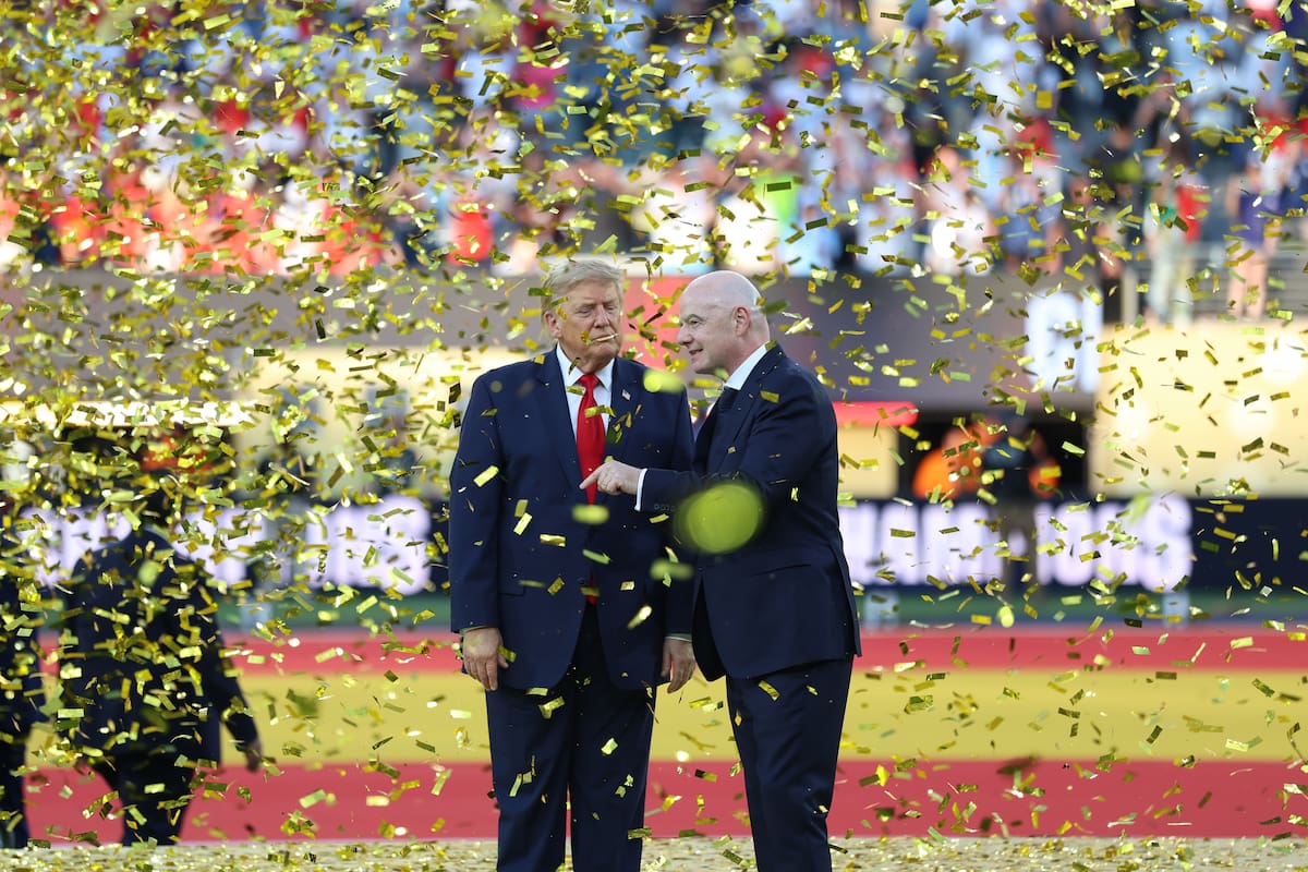 El presidente de Estados Unidos, Donald Trump (i) habla con el presidente de la FIFA, Gianni Infantino este domingo, durante la premiación del Mundial de la FIFA 2026 en el estadio MetLife en Nueva Jersey (Estados Unidos). EFE/ Octavio Guzman