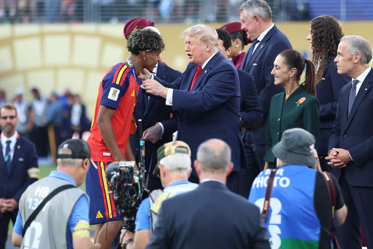 El presidente de Estados Unidos, Donald Trump (c), entrega la medalla a Lamine Yamal (ci) de España este domingo, durante la premiación del Mundial de la FIFA 2026 en el estadio MetLife en Nueva Jersey (Estados Unidos). EFE/ Octavio Guzman