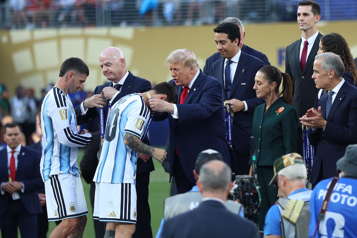 El presidente de Estados Unidos, Donald Trump (c), entrega la medalla a Lionel Messi (ci) de Argentina este domingo, durante la premiación del Mundial de la FIFA 2026 en el estadio MetLife en Nueva Jersey (Estados Unidos). EFE/ Octavio Guzman