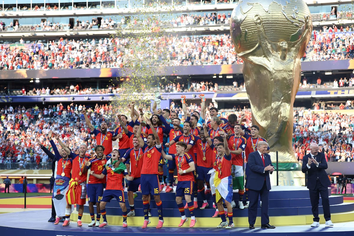 Jugadores de España celebran con el trofeo este domingo, tras vencer a Argentina en el partido final del Mundial de la FIFA 2026 en el estadio MetLife en Nueva Jersey (Estados Unidos). EFE/ Octavio Guzman