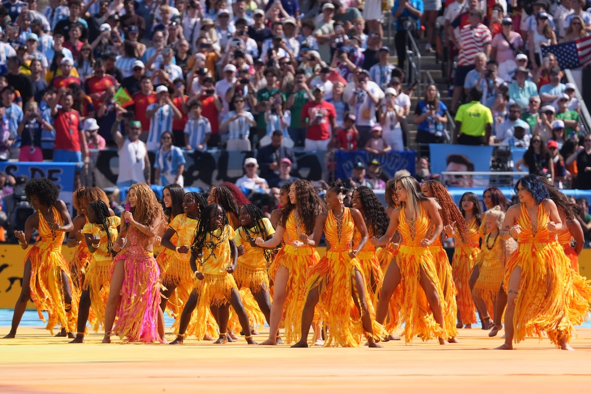 AME988. NUEVA JERSEY (ESTADOS UNIDOS), 19/07/2026.- La cantante colombiana Shakira (3-i) se presenta este domingo, en el entretiempo del partido de la final del Mundial de la FIFA 2026 entre España y Argentina en el estadio MetLife, en Nueva Jersey (Estados Unidos). EFE/ Angel Colmenares