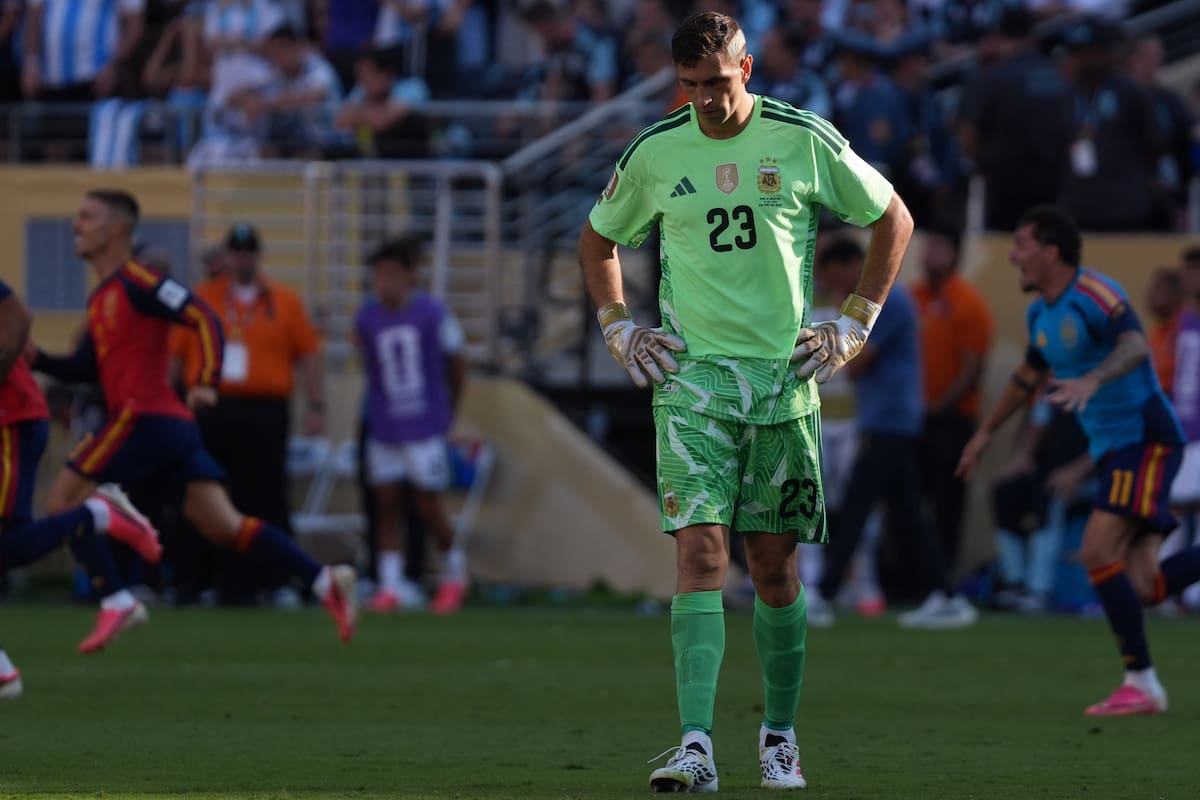 AME1128. NUEVA JERSEY (ESTADOS UNIDOS), 19/07/2026.- Emiliano Martínez de Argentina se lamenta este domingo, al finalizar el partido de la final del Mundial de la FIFA 2026 entre España y Argentina en el estadio MetLife en Nueva Jersey (Estados Unidos). EFE/ Angel Colmenares