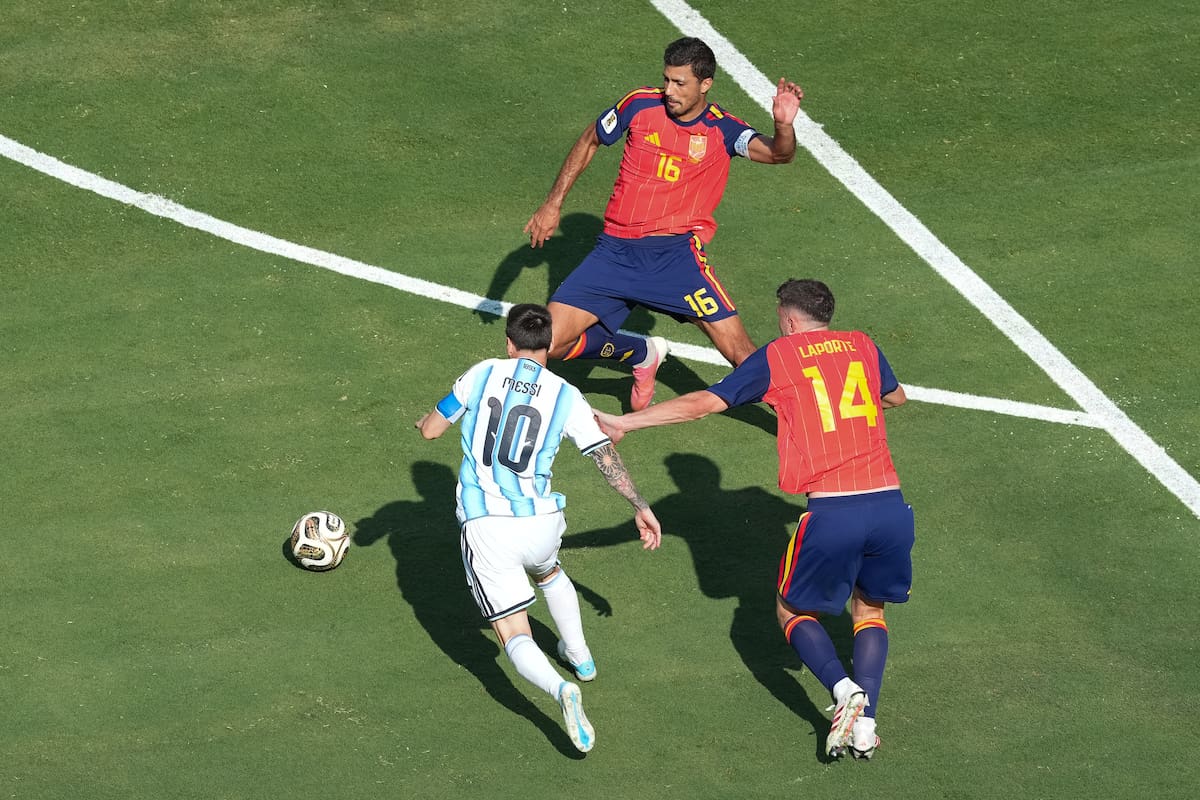 GR7092. NUEVA JERSEY (ESTADOS UNIDOS), 19/07/2026.- Aymeric Laporte (d) y Rodri Hernández (c) de España disputan el balón con Lionel Messi de Argentina este domingo, en el partido de la final del Mundial de la FIFA 2026 entre España y Argentina en el estadio MetLife en Nueva Jersey (Estados Unidos). EFE/ Omar Alonso