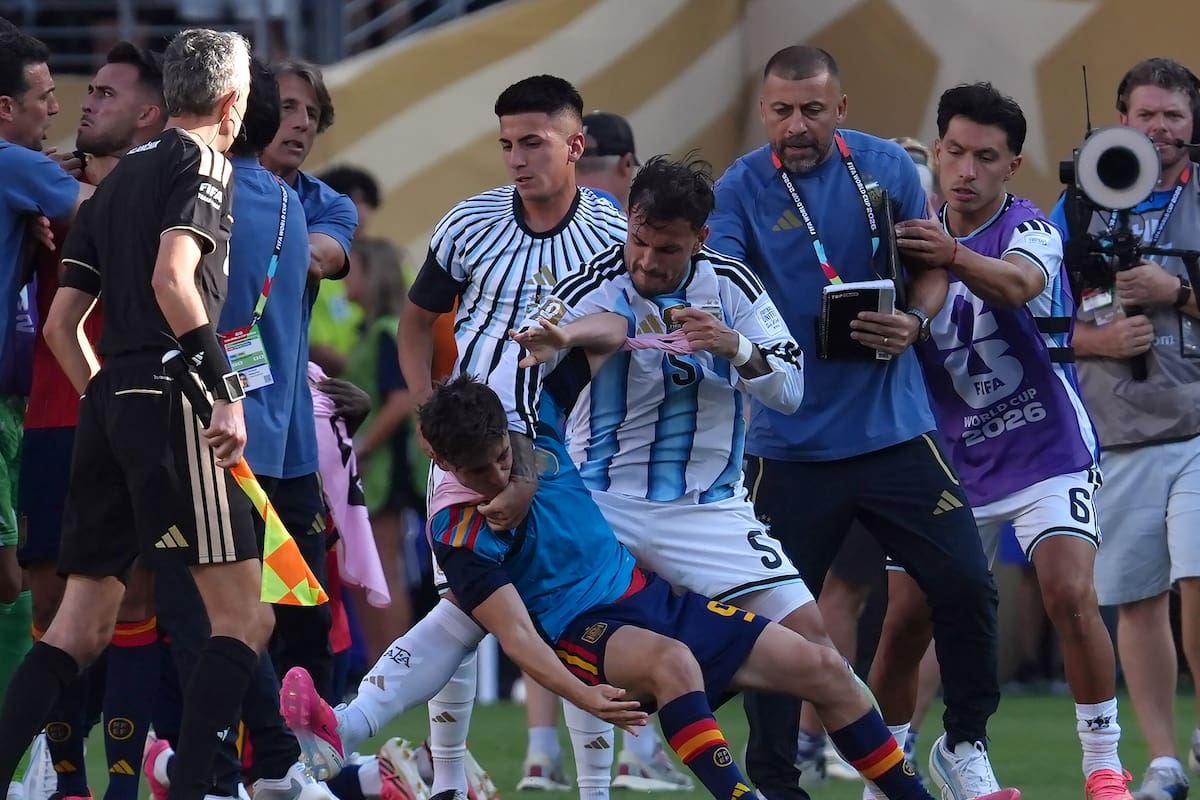 FOTODELDÍA AME1129. NUEVA JERSEY (ESTADOS UNIDOS), 19/07/2026.- Leandro Paredes (c) de Argentina empuja a Gavi (c-abajo) de España este domingo, al finalizar el partido de la final del Mundial de la FIFA 2026 entre España y Argentina en el estadio MetLife en Nueva Jersey (Estados Unidos). EFE/ Angel Colmenares