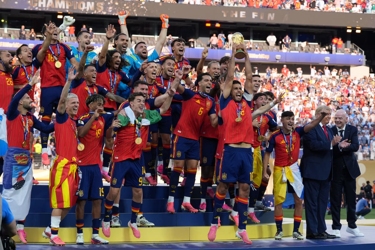 AME1177. NUEVA JERSEY (ESTADOS UNIDOS), 19/07/2026.- Rodri Hernández (c-d) de España y compañeros celebran con el trofeo del Mundial de la FIFA 2026 este domingo, tras vencer a Argentina en la final en el estadio MetLife en Nueva Jersey (Estados Unidos). EFE/ Angel Colmenares