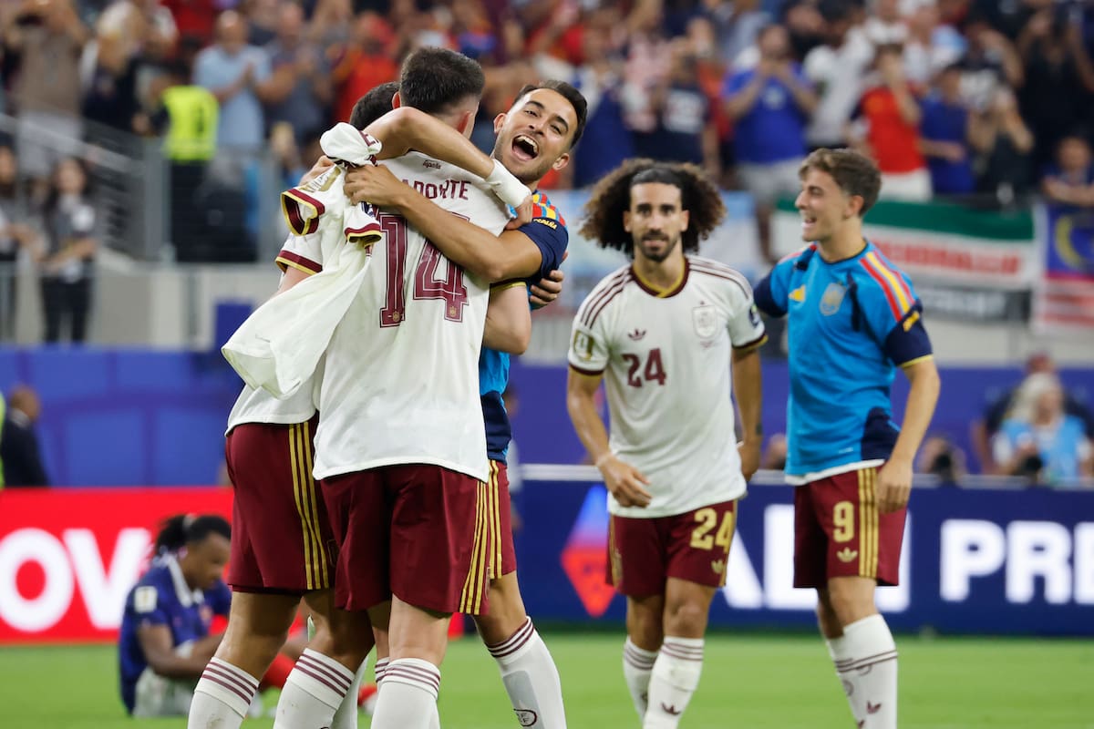 GR2038. ARLINGTON (ESTADOS UNIDOS), 14/07/2026.- Jugadores de España celebran este martes, tras ganar el partido de semifinales del Mundial de la FIFA 2026 entre Francia y España en el estadio AT&T en Arlington (Estados Unidos). EFE/ Lavandeira Jr