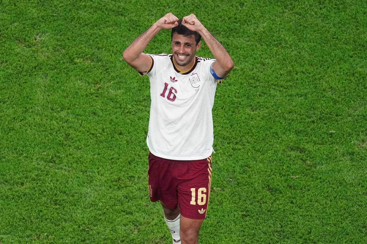 AMDEP8740. ARLINGTON (ESTADOS UNIDOS), 14/07/2026.- Rodri de España celebra el triunfo este martes, en el partido de semifinales del Mundial de la FIFA 2026 entre Francia y España en el estadio AT&T en Arlington (Estados Unidos). EFE/Kenneth Fernandez