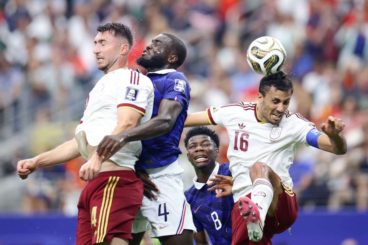 GR2090. ARLINGTON (ESTADOS UNIDOS), 14/07/2026.- Rodri Hernández (d) de España cabecea el balón este martes, en el partido de semifinales del Mundial de la FIFA 2026 entre Francia y España en el estadio AT&T en Arlington (Estados Unidos). EFE/ Carlos Ramírez
