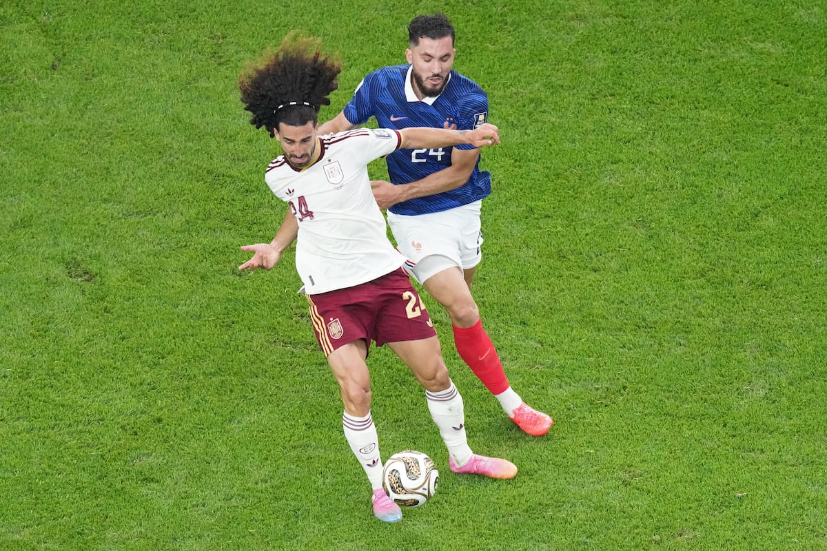 AMDEP8736. ARLINGTON (ESTADOS UNIDOS), 14/07/2026.- Rayan Cherki (d) de Francia disputa el balón con Marc Cucurella de España este martes, en el partido de semifinales del Mundial de la FIFA 2026 entre Francia y España en el estadio AT&T en Arlington (Estados Unidos). EFE/Kenneth Fernandez