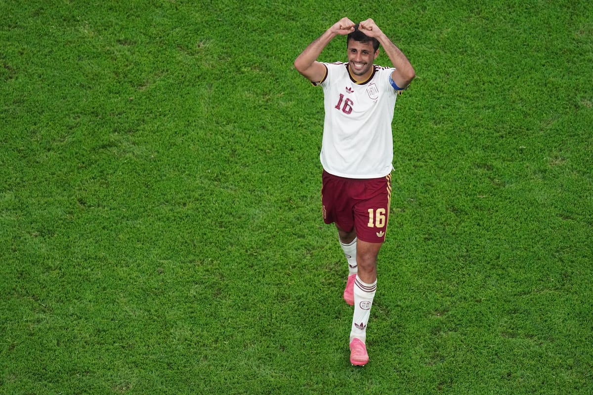AMDEP8740. ARLINGTON (ESTADOS UNIDOS), 14/07/2026.- Rodri de España celebra el triunfo este martes, en el partido de semifinales del Mundial de la FIFA 2026 entre Francia y España en el estadio AT&T en Arlington (Estados Unidos). EFE/Kenneth Fernandez