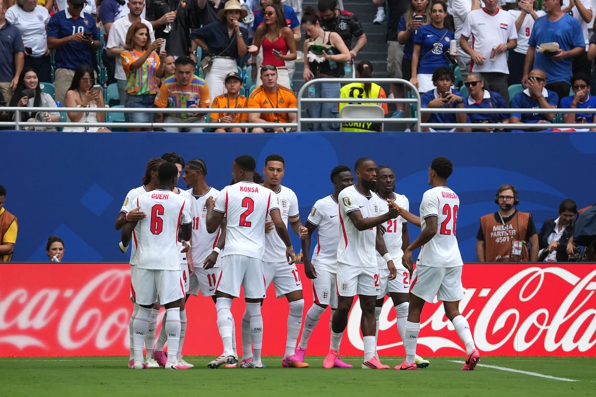 AME624. MIAMI (ESTADOS UNIDOS), 18/07/2026.- Jugadores de Inglaterra celebran un gol este sábado, en un partido por el tercer lugar del Mundial de la FIFA 2026 entre Francia e Inglaterra en el estadio Hard Rock en Miami (Estados Unidos). EFE/ Alberto Boal