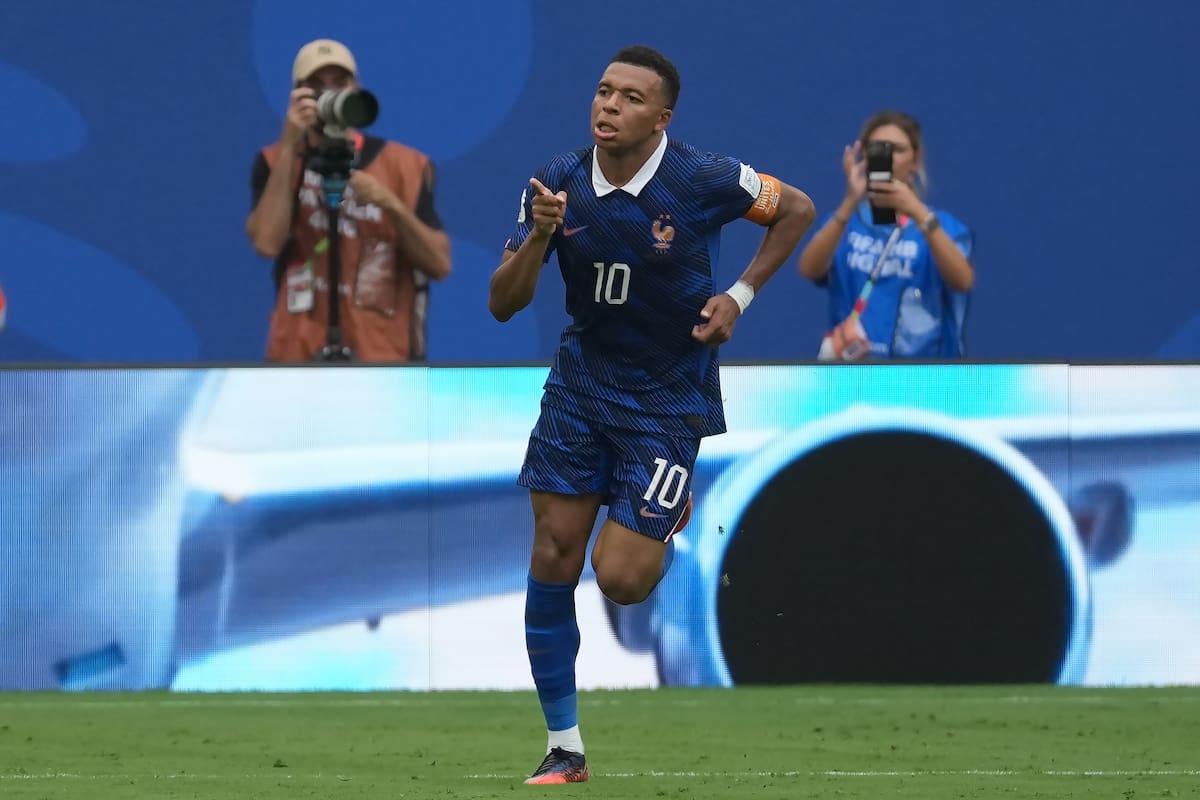 AME702. MIAMI (ESTADOS UNIDOS), 18/07/2026.- Kylian Mbappe de Francia celebra un gol este sábado, en un partido por el tercer lugar del Mundial de la FIFA 2026 entre Francia e Inglaterra en el estadio Hard Rock en Miami (Estados Unidos). EFE/ Alberto Boal