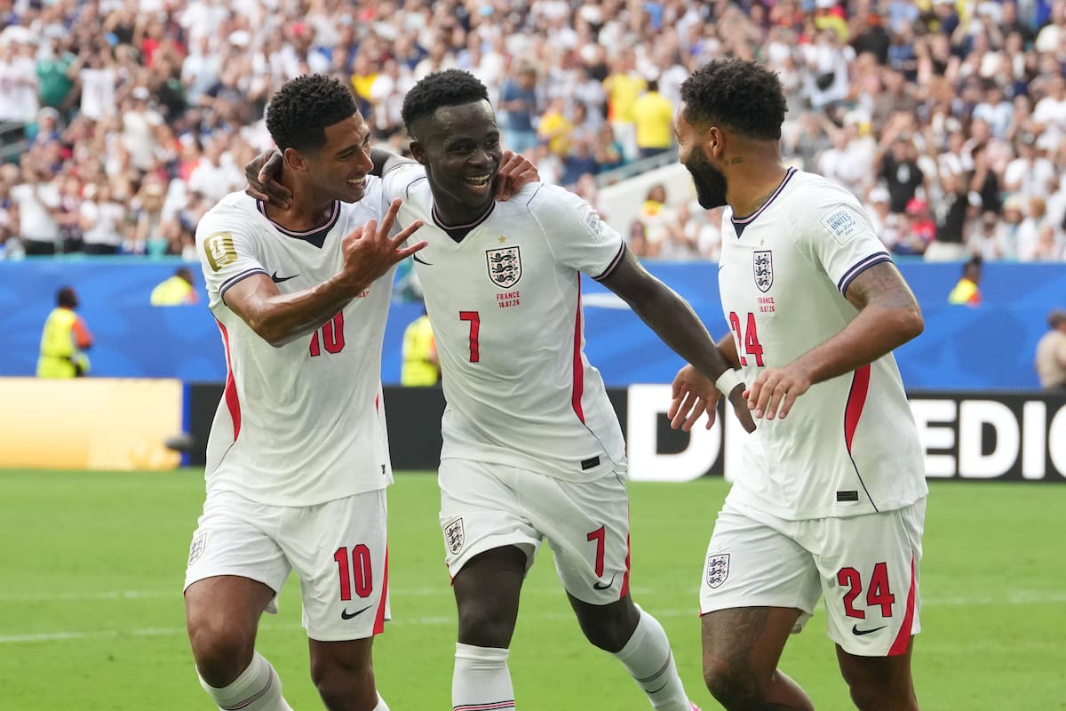 AME717. MIAMI (ESTADOS UNIDOS), 18/07/2026.- Bukayo Saka (c) de Inglaterra celebra un gol este sábado, en un partido por el tercer lugar del Mundial de la FIFA 2026 entre Francia e Inglaterra en el estadio Hard Rock en Miami (Estados Unidos). EFE/ Alberto Boal