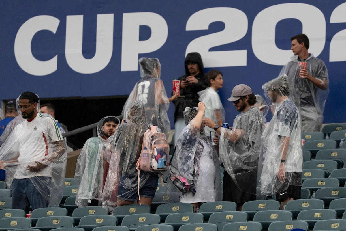 Los rayos, y no la lluvia, son los que activan el protocolo de suspensión de la FIFA en el Mundial 2026. La espera mínima es de 30 minutos desde la última descarga eléctrica. Foto: EFE
