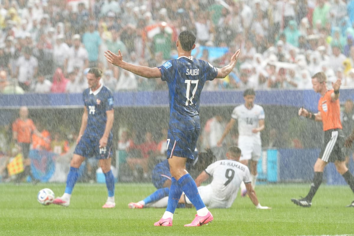 Cuando se detecta actividad eléctrica cerca del estadio, los jugadores abandonan el campo y los aficionados son llevados a zonas seguras mientras se evalúa la tormenta. Foto: EFE