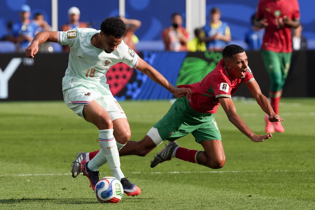 GR4113. FOXBOROUGH (ESTADOS UNIDOS), 09/07/2026.- Warren Zaire-Emery (i) de Francia disputa el balón con Azzedine Ounahi de Marruecos este jueves, en un partido de cuartos de final del Mundial de la FIFA 2026 entre Francia y Marruecos en el estadio Gillette en Foxborough (Estados Unidos). EFE/ Ángel Colmenares