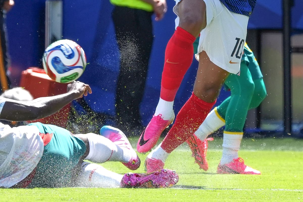 FOTODELDÍA GR2309. NUEVA JERSEY (ESTADOS UNIDOS), 16/06/2026.- Kylian Mbappe (d) de Francia disputa el balón con Kalidou Koulibaly (i) de Senegal este martes, en un partido del grupo I del Mundial de la FIFA 2026 entre Francia y Senegal en el estadio MetLife de Nueva Jersey (Estados Unidos). EFE/ Ángel Colmenares