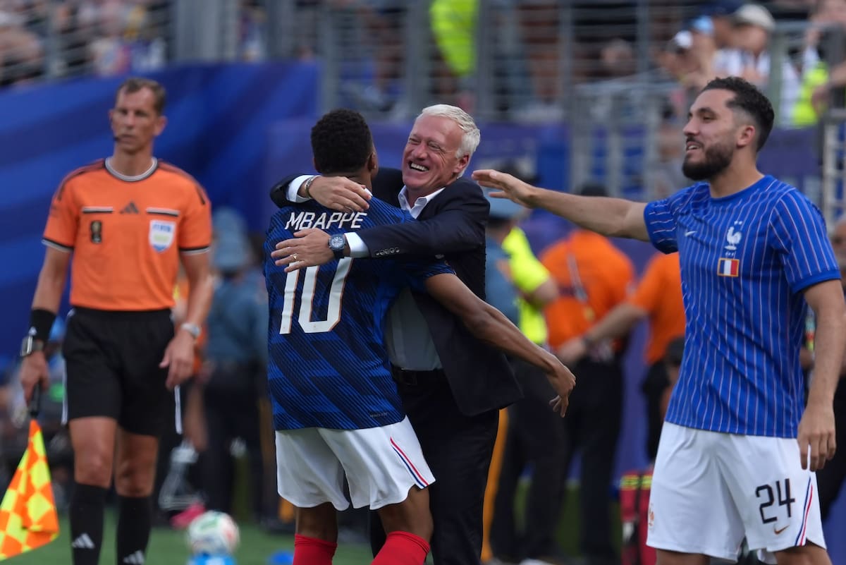 GR2130. NUEVA JERSEY (ESTADOS UNIDOS), 30/06/2026.- Kylian Mbappe (c-i) de Francia celebra un gol con el seleccionador Didier Deschamps este martes, en un partido de los dieciseisavos de final del Mundial de la FIFA 2026 entre Francia y Suecia en el estadio MetLife en Nueva Jersey (Estados Unidos). EFE/ Ángel Colmenares