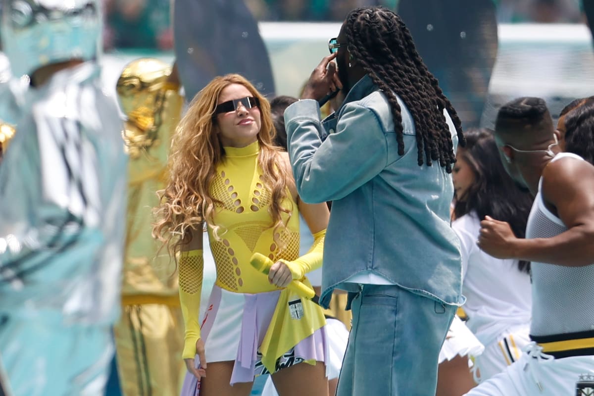La cantante colombiana Shakira (i) y el nigeriano Burna Boy se presentan en la inauguración del Mundial de la FIFA 2026 este jueves, en el estadio Ciudad de México (México). EFE/ Sashenka Gutiérrez