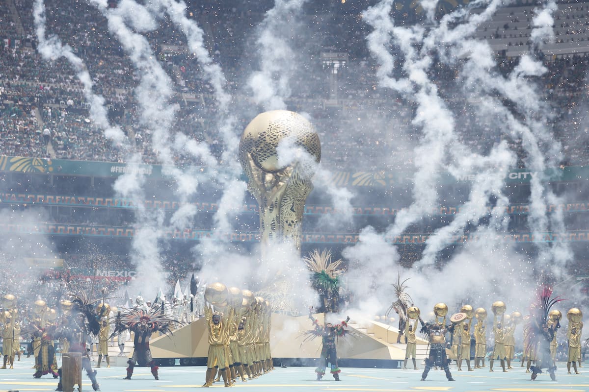 Artistas se presentan en la inauguración del Mundial de la FIFA 2026 este jueves, en el estadio Ciudad de México (México). EFE/ Sashenka Gutiérrez